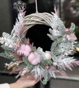 Рождественский венок на дверь 'Розовое озеро' – Интернет-магазин цветов STUDIO Flores