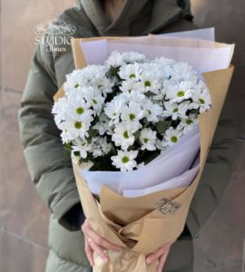 Букет белых хризантем – Интернет-магазин цветов STUDIO Flores