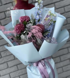 Букет цветов с хризантемой и елью – Интернет-магазин цветов STUDIO Flores
