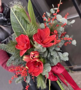 Bouquet with spruce and amaryllis – Flower shop STUDIO Flores