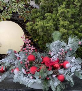 Bouquet with spruce 'Christmas' – Flower shop STUDIO Flores