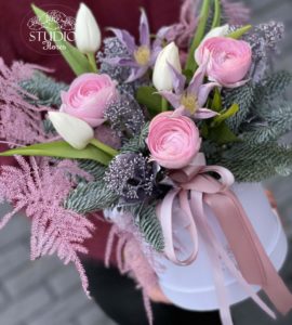 Flowers in a box with spruce and ranunculus – Flower shop STUDIO Flores