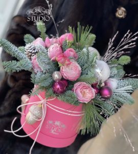 Flowers in a box with spruce and roses – Flower shop STUDIO Flores