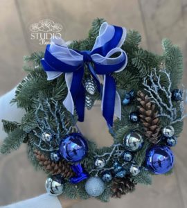 Christmas wreath on the door 'Sapphire'