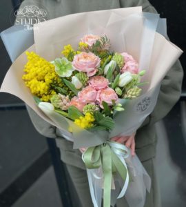 Букет цветов с мимозой для мамы – Интернет-магазин цветов STUDIO Flores
