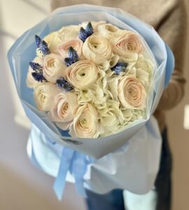 Букет цветов c гортензией и ранункулюсами 'Сливки'