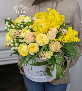 Цветы в коробке  с мимозой и розами – Интернет-магазин цветов STUDIO Flores