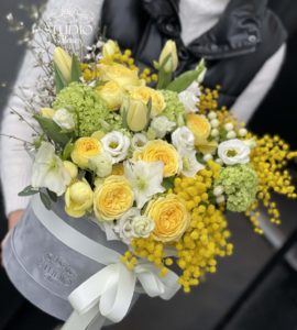 Цветы в коробке с мимозой и тюльпанами – Интернет-магазин цветов STUDIO Flores