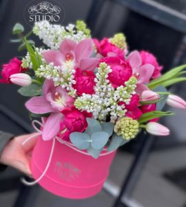 Квіти в коробці з бузком та трояндами – Інтернет-магазин квітів STUDIO Flores