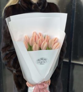 Сімнадцять лососевих тюльпанів – Інтернет-магазин квітів STUDIO Flores