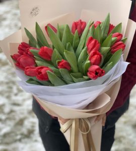 Двадцать один красный тюльпан – Интернет-магазин цветов STUDIO Flores