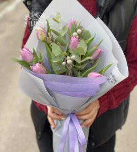 Сім лавандових тюльпанів із брунією – Інтернет-магазин квітів STUDIO Flores