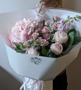 Букет цветов с гортензией и пионами 'Натали'