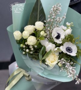 Букет цветов с анемонами и розами – Интернет-магазин цветов STUDIO Flores