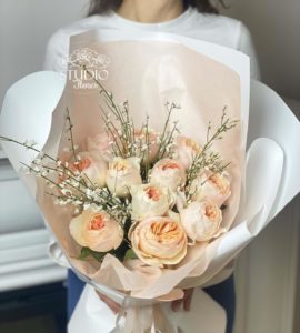 Букет роз с джинестрой – Интернет-магазин цветов STUDIO Flores