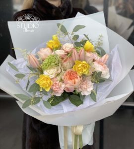 Bouquet of flowers with roses 'Ivanna' – Flower shop STUDIO Flores