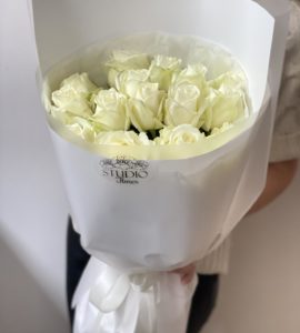 Fifteen white roses – Flower shop STUDIO Flores