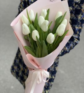 Букет одиннадцать белых тюльпанов – Интернет-магазин цветов STUDIO Flores