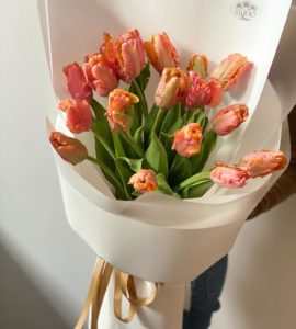Букет девятнадцать махровых тюльпанов – Интернет-магазин цветов STUDIO Flores