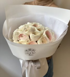Bouquet of nineteen ranunculysiv – Flower shop STUDIO Flores