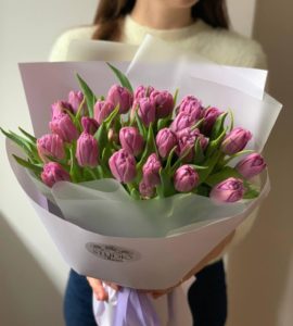 Букет двадцать пять пионовидных тюльпанов – Интернет-магазин цветов STUDIO Flores