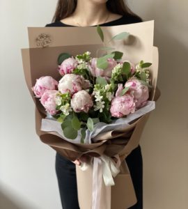 Букет девять розовых пионов – Интернет-магазин цветов STUDIO Flores