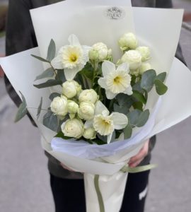 Букет цветов с розами и нарциссами – Интернет-магазин цветов STUDIO Flores