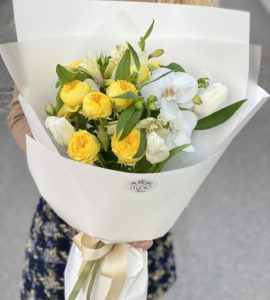 Bouquet with alstroemeria and rose – Flower shop STUDIO Flores