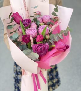 Букет с ранункулюсами и тюльпанами – Интернет-магазин цветов STUDIO Flores