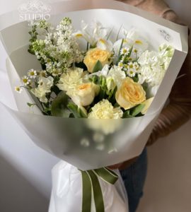 Букет с ромашками и розами – Интернет-магазин цветов STUDIO Flores