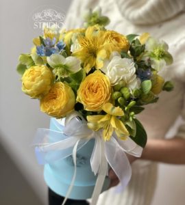 Flowers in a box 'Sky' – Flower shop STUDIO Flores
