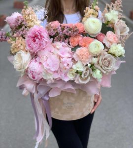 Flowers in a box 'Victoria' – Flower shop STUDIO Flores