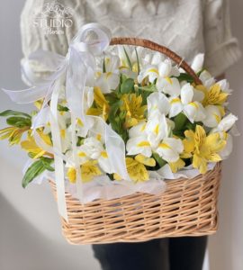 Basket of flowers with irises and alstroemeria – Flower shop STUDIO Flores