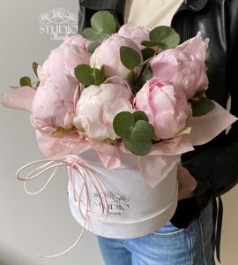 Nine peonies in a box – Flower shop STUDIO Flores