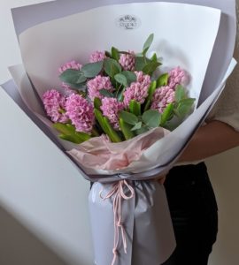 Bouquet of eleven hyacinths – Flower shop STUDIO Flores