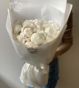 Bouquet of thirteen white peonies – Flower shop STUDIO Flores