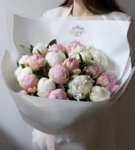 Bouquet of twenty-five white-pink peonies – Flower shop STUDIO Flores