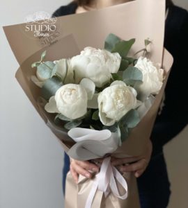 Букет пять белых пионов – Интернет-магазин цветов STUDIO Flores