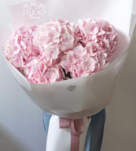 Bouquet of five pink hydrangeas – Flower shop STUDIO Flores