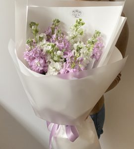 Bouquet of nine matthiols – Flower shop STUDIO Flores