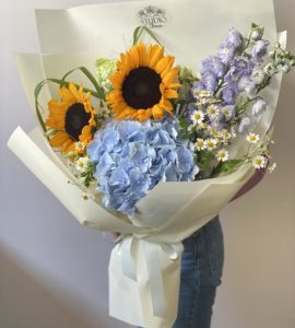 Букет цветов с подсолнухом и гортензией – Интернет-магазин цветов STUDIO Flores