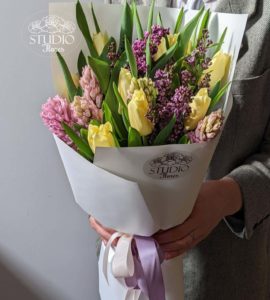Bouquet with lilac tulips and hyacinths – Flower shop STUDIO Flores