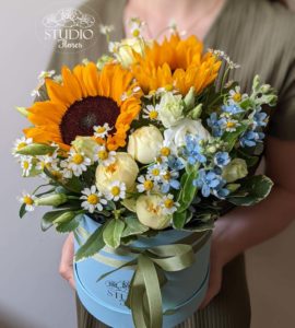 Flowers in a box with a sunflower – Flower shop STUDIO Flores