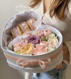 Цветы в коробке 'Сладкая жизнь' – Интернет-магазин цветов STUDIO Flores
