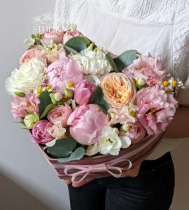 Цветы в коробке 'Тайна' – Интернет-магазин цветов STUDIO Flores