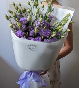 Bouquet of eleven purple eustomas – Flower shop STUDIO Flores