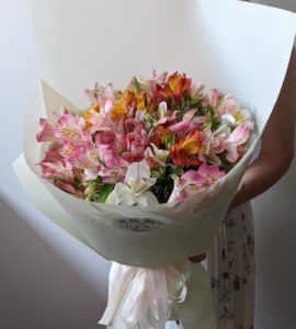 Букет пятнадцать альстромерий – Интернет-магазин цветов STUDIO Flores