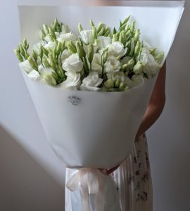 Bouquet of fifteen white eustomas – Flower shop STUDIO Flores
