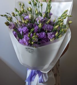 Bouquet of fifteen purple eustomas – Flower shop STUDIO Flores