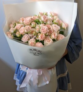 Букет семнадцать кустовых роз – Интернет-магазин цветов STUDIO Flores